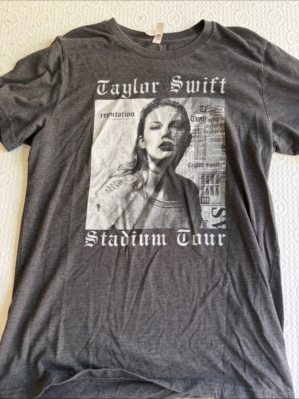 VINTAGE Taylor Swift Charcoal Gray 'Stadium Tour' Photo Graphic Tee